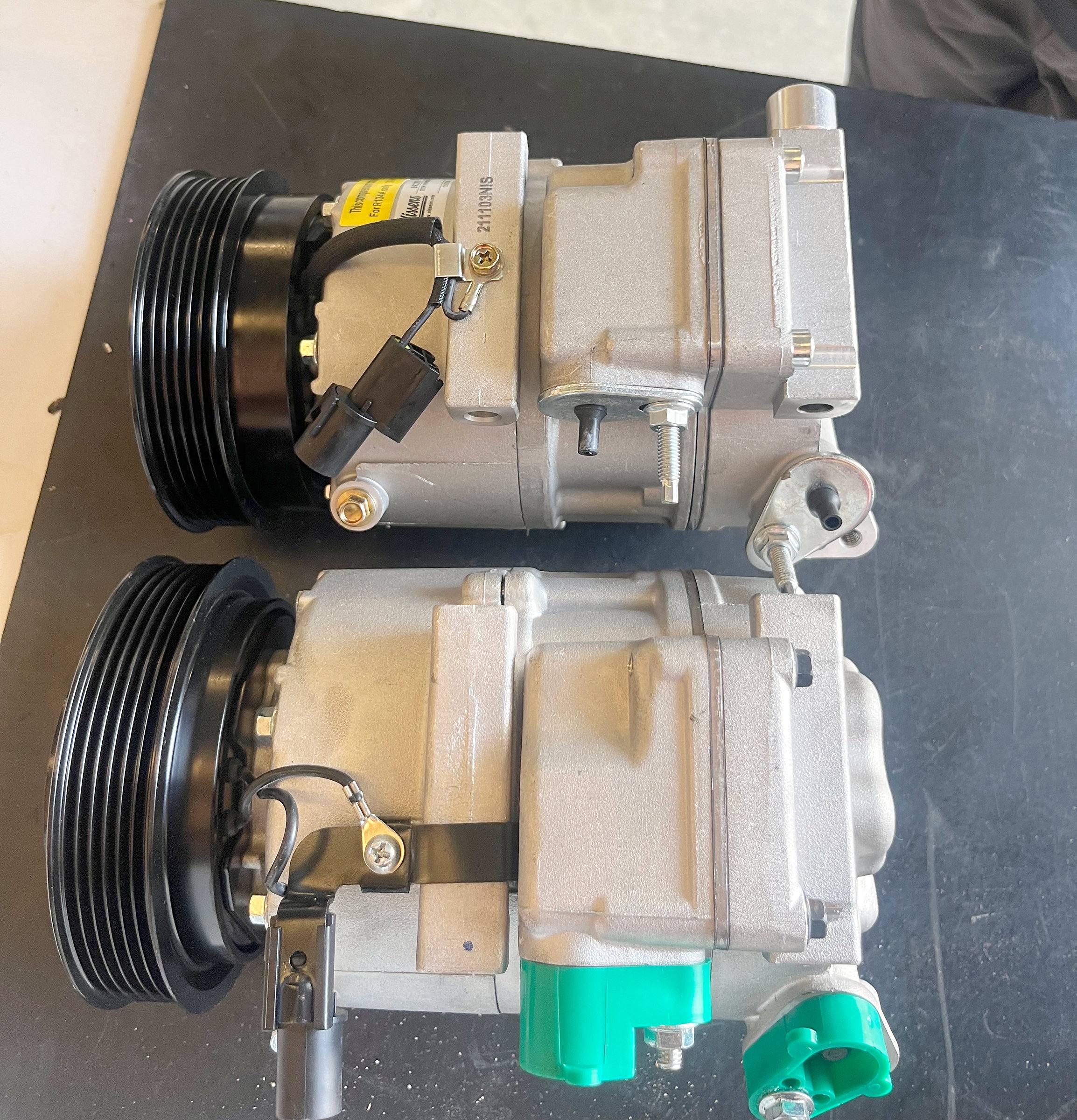 Dos compresores de aire acondicionado nuevos preparados para su entrega.