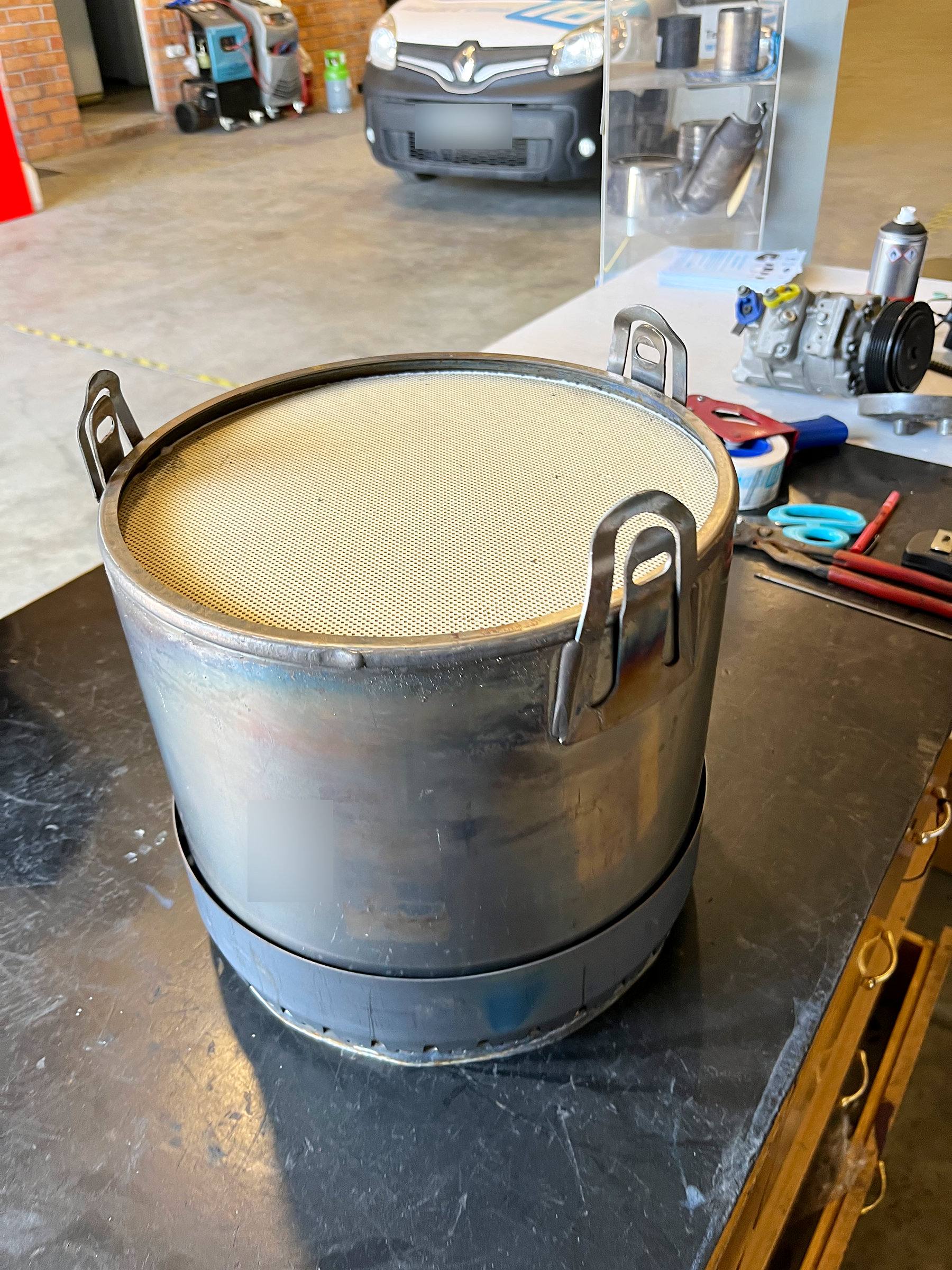 Filtro de partículas de camión con la cerámica limpia, listo para su comprobación.