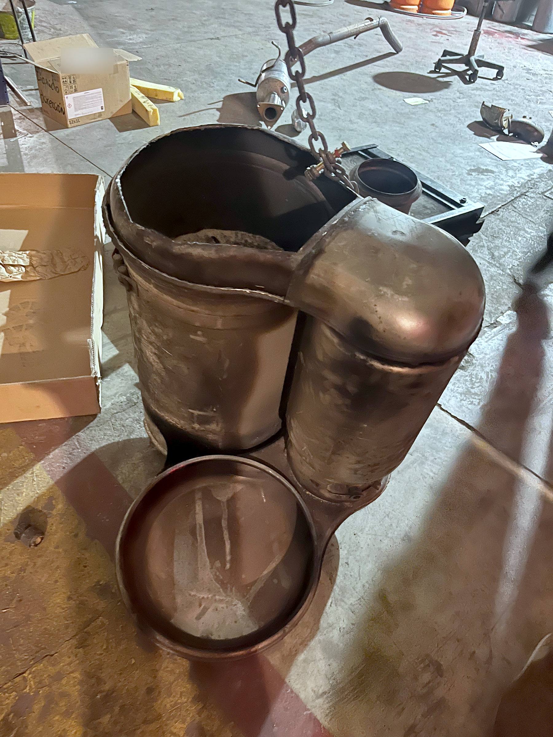 Filtro de partículas de doble cuerpo abierto en el taller para revisar su interior antes de decidir limpieza o cambio.