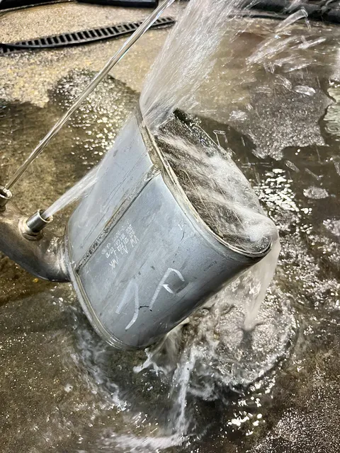 Lavado con agua a presión de la cerámica de un filtro de partículas abierto.