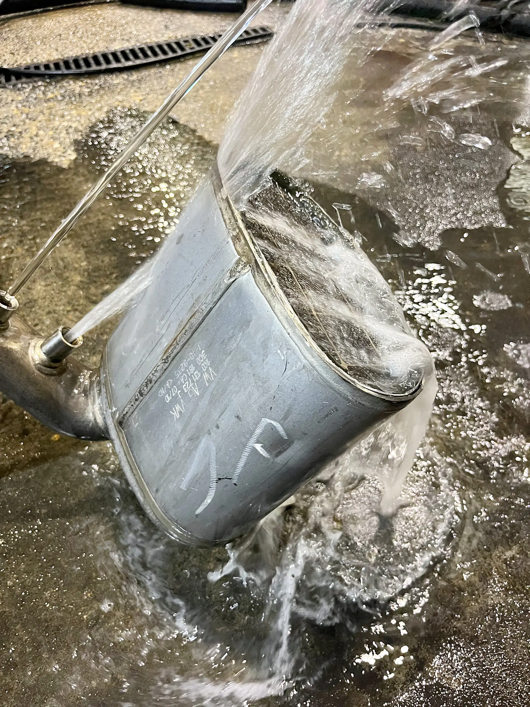 Lavado con agua a presión de la cerámica de un filtro de partículas abierto.