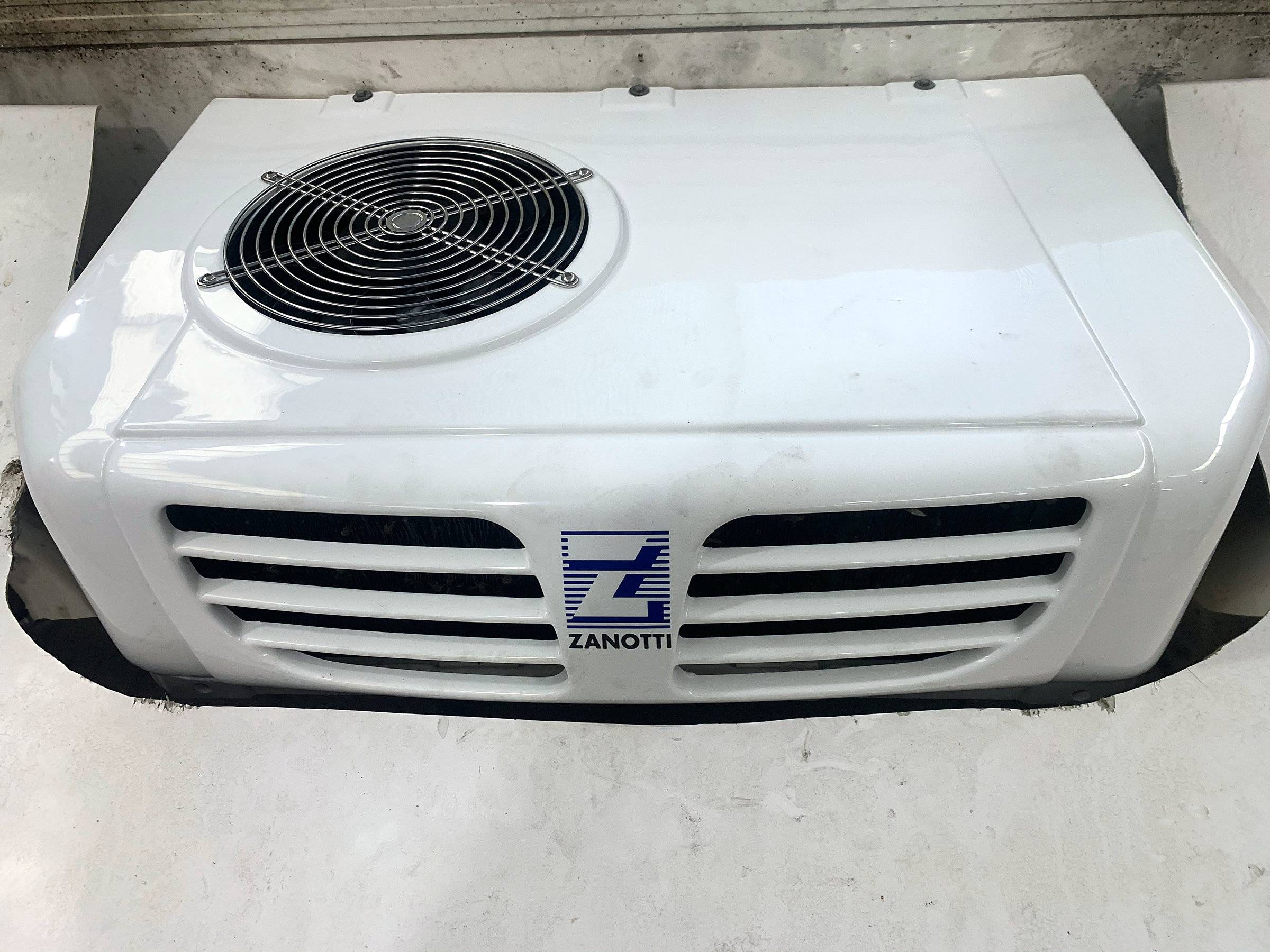 Unidad condensadora Zanotti instalada en el techo de un vehículo frigorífico.