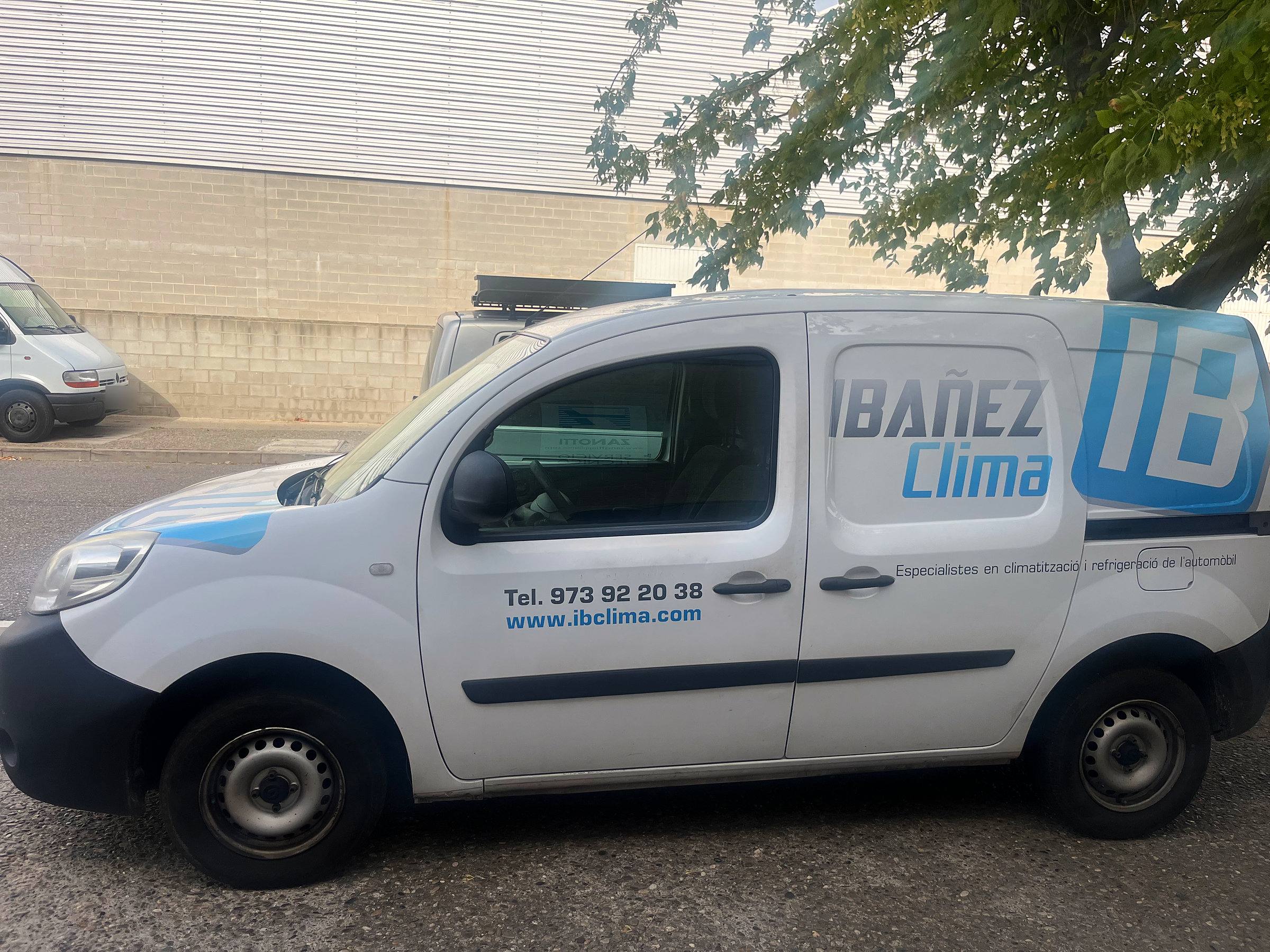 Furgoneta rotulada de IBAÑEZ CLIMA para servicio técnico y reparto.