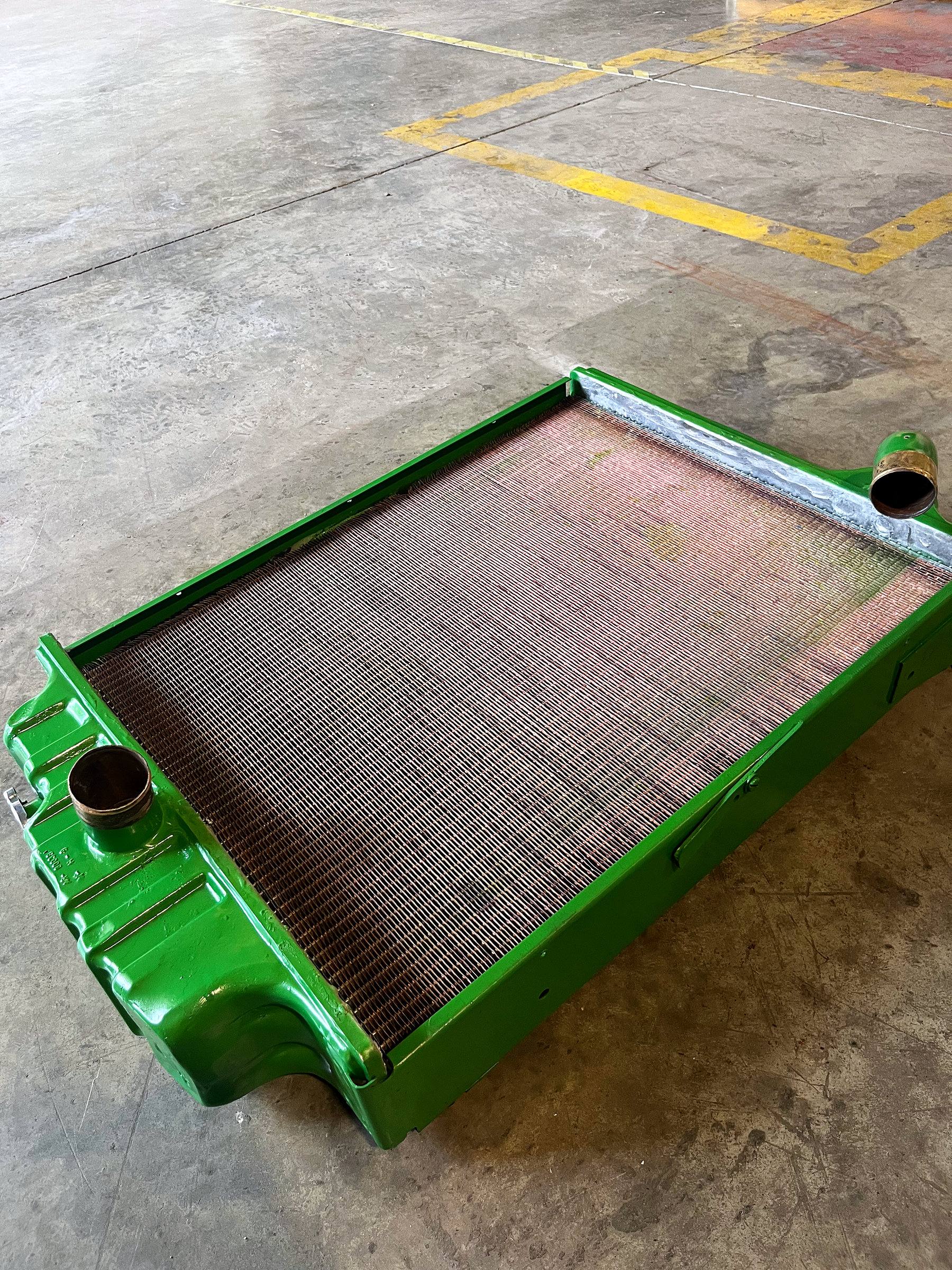 Radiador de tractor con panal de cobre en el taller.